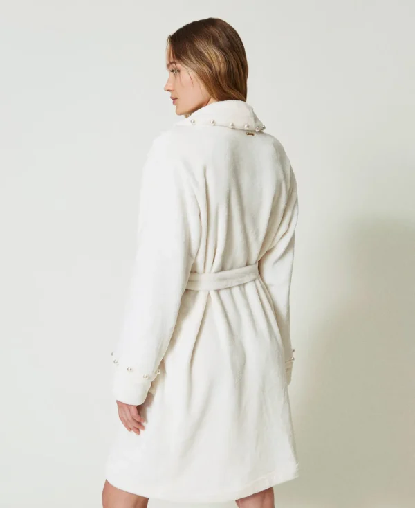 robe_de_chambre_en_fausse_3.webp Sous-Vêtements Et Vêtements De Nuit*TWINSET Milano Robe De Chambre En Fausse Fourrure Avec Perles Blanc Antique White