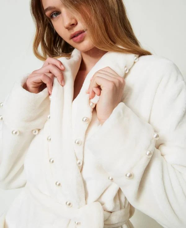 robe_de_chambre_en_fausse_4.webp Sous-Vêtements Et Vêtements De Nuit*TWINSET Milano Robe De Chambre En Fausse Fourrure Avec Perles Blanc Antique White
