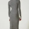 robe_longue_en_maille_ray_4.webp Robes En Maille | Robes Longues*TWINSET Milano Robe Longue En Maille Rayée Bicolore Noir/Blanc Neige