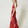 robe_longue_en_satin_flor_2-1.webp Robes De Cérémonie | Robes Élégantes*TWINSET Milano Robe Longue En Satin Floral Avec Encolure Américaine Grandes Fleurs Rouge/Red Plum