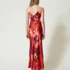 robe_longue_en_satin_flor_3-1.webp Robes De Cérémonie | Robes Élégantes*TWINSET Milano Robe Longue En Satin Floral Avec Encolure Américaine Grandes Fleurs Rouge/Red Plum