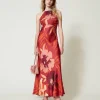 robe_longue_en_satin_flor_5.webp Robes De Cérémonie | Robes Élégantes*TWINSET Milano Robe Longue En Satin Floral Avec Encolure Américaine Grandes Fleurs Rouge/Red Plum