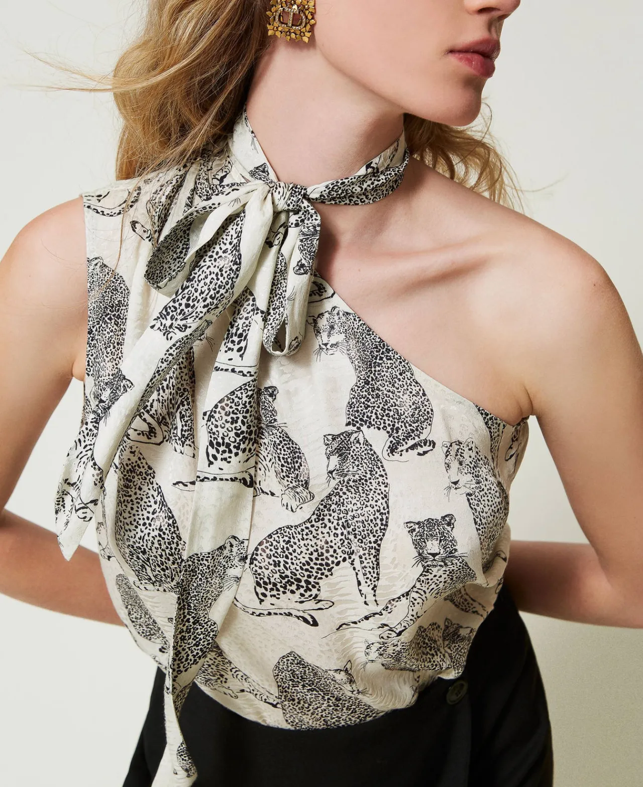 top_asymtrique_jacquard_a_0.webp T-Shirts Et Tops*TWINSET Milano Top Asymétrique Jacquard Avec Imprimé Jaguar Imprimé Jaguars Noir/Blanc Neige